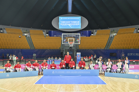 ◎ 十二月八日,全國第十二屆殘疾人運動會暨第九屆特殊奧林匹克運動會輪椅籃球(三人制)比賽在廣州繼續進行。在男子組比賽中,遼寧隊戰勝北京隊奪得冠軍,浙江隊戰勝上海隊收穫季軍。圖為北京隊(左)、遼寧隊(中)與浙江隊(右)在頒獎儀式上合影。(中新社記者陳驥旻 攝)