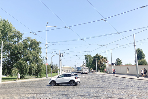 向上看錯落有致的電車線