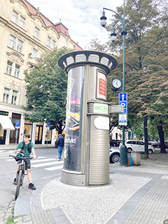 圓形廣告柱裡面還有廁所