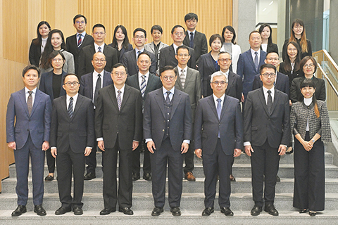 ◎ 十二月九日,香港律政司副司長張國鈞主持第七次粵港澳大灣區法律部門聯席會議。圖為張國鈞(前排中)、廣東省司法廳廳長陳旭東(前排左三)和澳門特別行政區政府行政法務司司長黃少澤(前排右三)和三地法律部門人員出席會議前合照。(香港中通社)