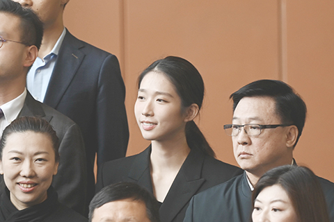 ◎ 十二月九日,香港特區第七屆立法會議員與第八屆立法會候任議員,在立法會綜合大樓地下大堂會見傳媒。圖為候任議員江旻憓(後排右二)等出席活動。(中新社記者 李志華 攝)