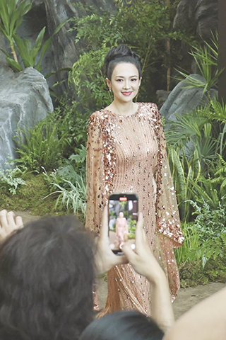 ◎ 十二月八日,電影《阿凡達3》中國首映禮在海南三亞舉行,為電影配音的演員章子怡亮相首映禮。( 新華社發)