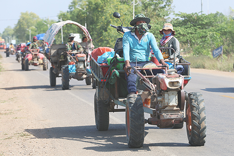◎ 十二月九日,柬泰邊境衝突進入第三天。柬埔寨國防部說,當天凌晨又有兩名柬平民在柬埔寨與泰國的邊境衝突中喪生。新一輪邊境衝突已致柬埔寨六名平民喪生。圖為當日在柬埔寨暹粒省拍攝的逃離邊境的居民。(新華社/柬新社)