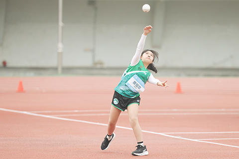 ◎ 十二月十日,全國第十二屆殘疾人運動會暨第九屆特殊奧林匹克運動會特奧田徑在廣東省中山市開賽,澳門運動員曾愷悠在女子八至十一歲組壘球決賽-第二組比賽中奪金。這是曾愷悠參加女子八至十一歲組壘球預賽的畫面。(中新社記者 陳楚紅 攝)