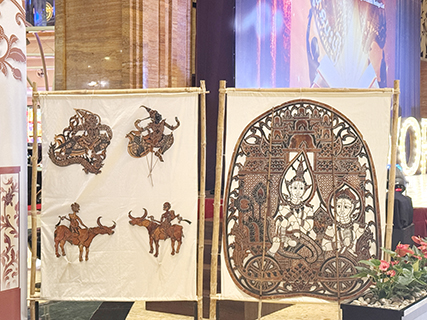 圖為展出的柬埔寨精美傳統皮影道具實物。(強寶儀 攝)