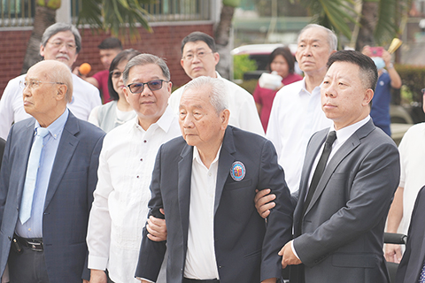 ◎ 當地時間十二月十三日,中國駐菲律賓大使館外交官赴馬尼拉華僑義山祭奠抗日英烈。圖為中國駐菲律賓大使井泉(前排右一)、「華支」老戰士呂水涯(前排右二)等參加活動。(中新社記者 張興龍 攝)