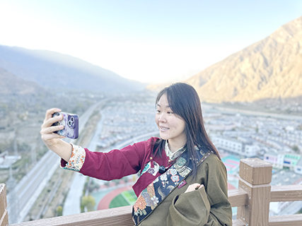 2025年12月,隴南市武都區坪埡藏族鄉安置新區觀景台上,短視頻博主田俊連拍攝家鄉外貌。(中新社記者 閆姣 攝)