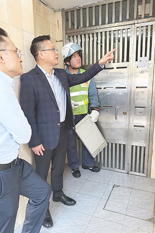 ◎ 澳門電力公司執委會成員巡視窪地大廈的電力裝置。