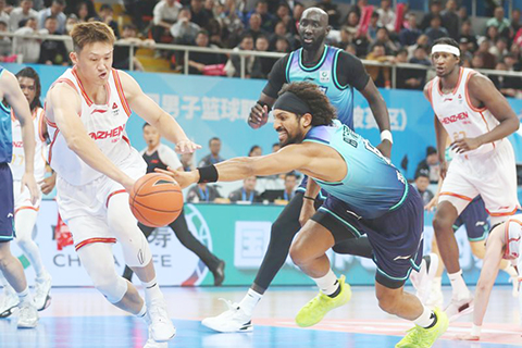 ◎ 十二月十八日,寧波町渥隊球員積遜(前右)和深圳馬可波羅隊球員周鵬(前左)拼搶。CBA常規賽第三輪比賽中,寧波町渥隊主場八十一比七十二戰勝深圳馬可波羅隊。(新華社發 索向魯攝)