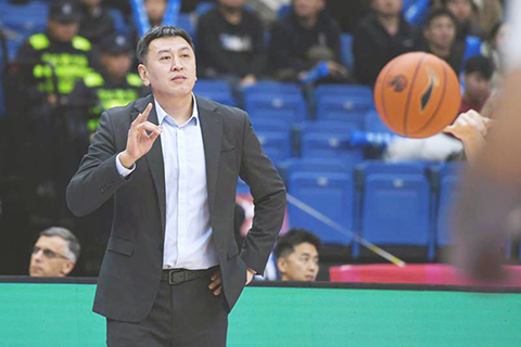 ◎ 十二月十八日,南京天之藍隊主教練王世龍在比賽中。CBA常規賽第三輪比賽中,青島嶗山啤酒隊主場九十九比八十八戰勝南京天之藍隊。(新華社記者李紫恆 攝)