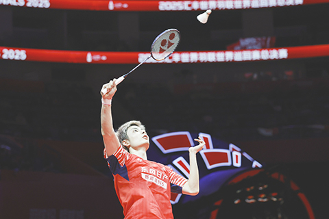 ◎ 十二月十九日,世界羽聯世界巡迴賽總決賽在浙江杭州舉行。在男單B組比賽中,中國選手石宇奇以二比0戰勝日本選手奈良岡功大,以小組第一晉級四強。圖為中國選手石宇奇在比賽中。(中新社記者 蕭健 攝)