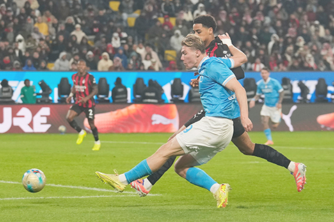 ◎ 曼聯棄將海倫(前)昨役一傳一射,為拿玻里在意超盃淘汰AC居功厥偉。(美聯社)