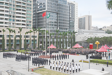 ◎ 慶祝澳門特別行政區成立廿六周年升旗儀式在金蓮花廣場舉行。