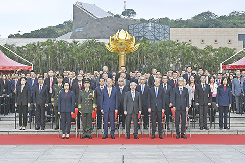 ◎ 行政長官岑浩輝、中央駐澳官員、解放軍駐澳部隊軍官、特區立法和司法機關負責人、政府主要官員及各界人士出席慶祝中華人民共和國澳門特別行政區成立廿六周年升旗儀式。