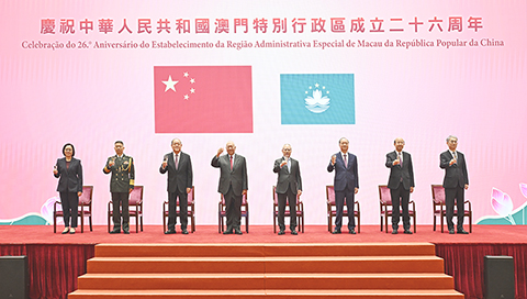 ◎ 行政長官岑浩輝等主禮嘉賓在慶祝中華人民共和國澳門特別行政區成立廿六周年招待酒會上祝酒。