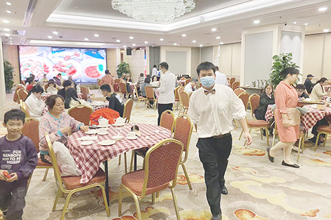 ◎ 新口岸一家酒樓昨日食客與平日相若。