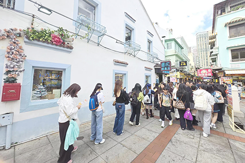 ◎ 光顧官也街牛雜店者大排人龍。