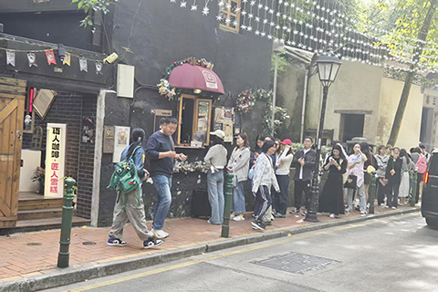 ◎ 氹仔飛能便度街排隊買咖啡雪糕者秩序井然。