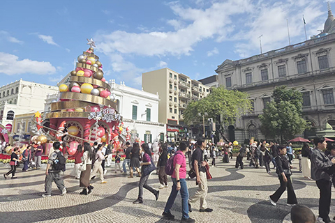 ◎ 議事亭前地遊人如鯽。
