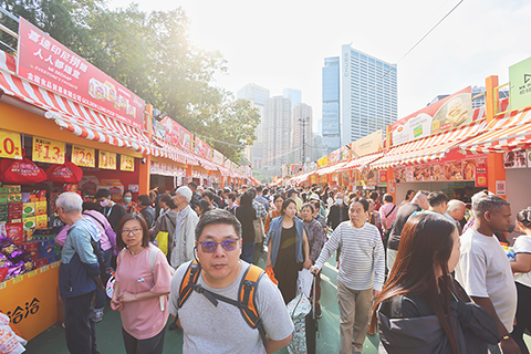 ◎ 十二月廿一日,傳統冬至佳節到臨。香港市民紛紛上街採購,為豐盛的團圓飯做準備,街頭處處洋溢著熱鬧的節日氣氛。與此同時,正在維園舉行的工展會上大批市民選購食材。(香港中通社記者 鄧梓傑 攝)