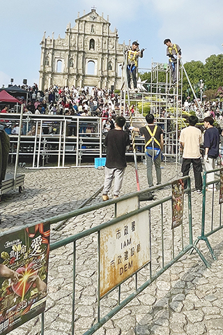 ◎ 大三巴牌坊耶穌會廣場有工人正加緊搭建舞台。