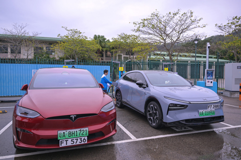 ◎ 十二月廿三日,香港特區政府運輸署與中電源動集團合作在大嶼山竹篙灣設立的充電設施正式啟用,為「粵車南下」及「港車北上」旅客提供配套支持。圖為電動汽車停泊在大嶼山充電站。(中新社記者陳永諾 攝)