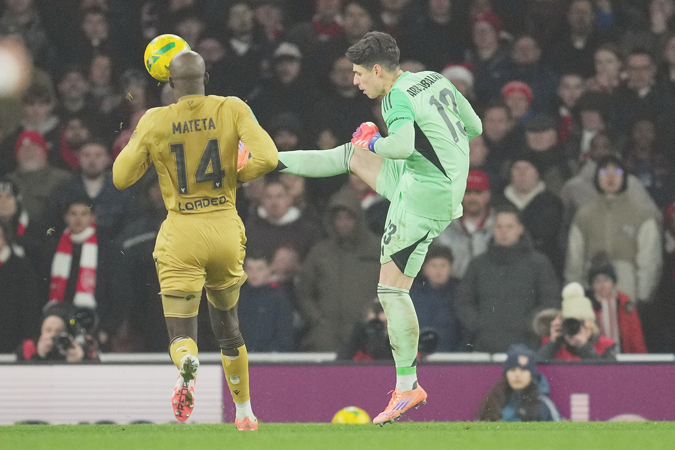 ◎ 阿仙奴門將阿利沙巴拉加昨役救險。(美聯社)