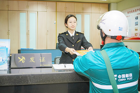 ◎ 香洲海關關員通過郵政向企業寄送原產地證書。