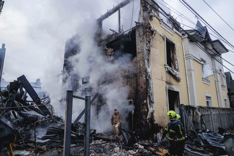 ◎ 十二月廿七日,烏克蘭基輔,一名男子從俄羅斯空襲後被摧毀的房屋中走出來。(美聯社圖片/Evgeniy Maloletka)