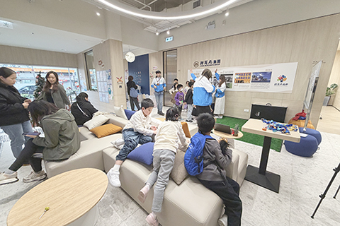 ◎ 深水埗東社區客廳空間設計開闊,家長可以在沙發上看孩子玩樂。(香港中通社記者 陳卓儀 攝)