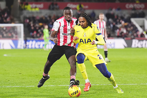 ◎ 一月一日,倫敦舉行的英超聯賽比賽中,賓福特的麥可.凱約德(左)與熱刺的傑德.斯賓塞爭球。(JohnWalton/PA美聯社)