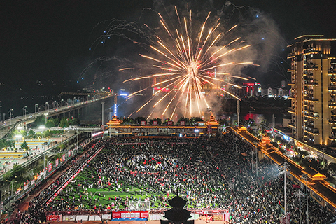 ◎二0二六年一月二日晚,航拍貴州「村超」現場煙花秀。(中新社記者 瞿宏倫 攝)