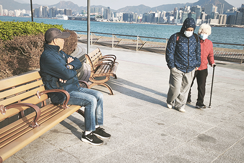 ◎ 一月三日,香港香港大學醫學院內科學系傳染病科主任孔繁毅表示,香港流感有上升趨勢,相信冬季流感季節已開始,預計一至二月流感會出現爆發,並延續至農曆年後,直至群體免疫夠高,流感比率才會回落。他引述最新研究顯示,接種這一季的流感疫苗,抗體足夠減低重症及入院機會,其中長者的保護力達到四成,兒童達到七成半。(香港中通社)