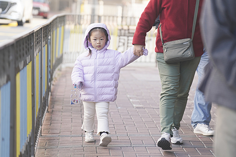 ◎ 一月三日,截至早上七時三十分,香港天文台錄得最低氣溫攝氏十一點四度,是入冬以來的最低紀錄。新界多區氣溫介乎攝氏八度至九度,北區打鼓嶺只有攝氏五點三度,大帽山攝氏四點一度,日間最高氣溫大約攝氏十七度。圖為出行的市民換上的厚厚冬裝抵禦寒冷。(香港中通社記者 陳奕啟 攝)