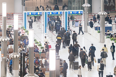 ◎ 一月四日,元旦周末連假最後一天,香港特區政府預計口岸將出現大量跨境人潮及車流,呼籲市民盡量利用公共交通工具。各大口岸的出入境人流量將在假期結束後逐步趨緩並恢復至常態水平。圖為傍晚時份,香港西九龍高鐵站出入境的市民與遊客。(香港中通社記者 陳奕啟 攝)