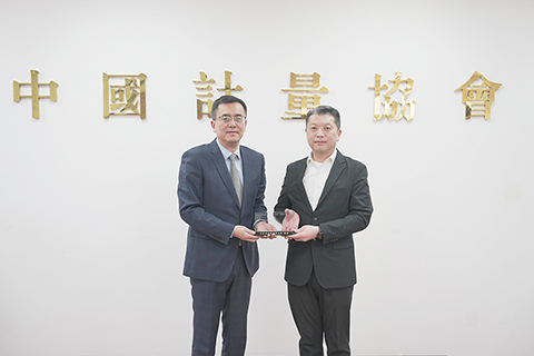 ◎ 協會創會會長何敬麟向中國計量協會秘書長王曉東致送紀念品。