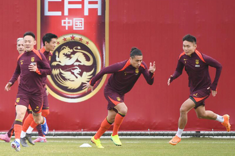 ◎ 一月五日,國足球員張玉寧(右二)在訓練中。中國國家男子足球隊在廣東肇慶集結訓練。(新華社記者 鄧華 攝)