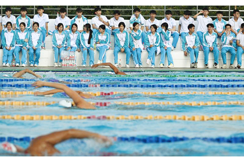 ◎ 一月五日,海南中學白沙學校學生在觀摩國家游泳隊訓練。以「泳往直前,共築夢想」為主題的游泳奧運冠軍進校園活動在海南省白沙黎族自治縣舉行。奧運冠軍張雨霏、覃海洋、潘展樂來到海南中學白沙學校,與師生進行互動交流、分享經驗。(新華社記者 楊冠宇攝)