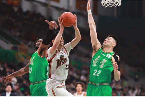 ◎ 一月四日,在遼寧瀋陽舉行的CBA常規賽第十輪比賽中,遼寧本鋼隊主場八十六比七十二勝吉林長白山恩都里隊。圖為長白山恩都里隊球員欒利程(中)在比賽中。(中新社記者 于海洋 攝)