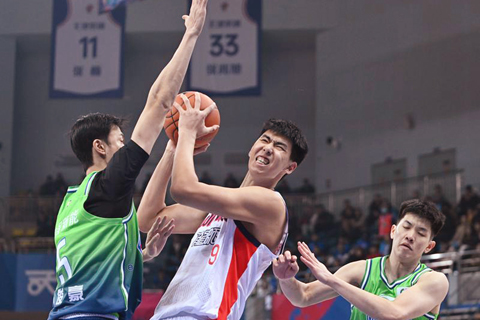 ◎ 一月四日,廣州朗肽海本隊球員徐昕(中)在比賽中。CBA常規賽第十輪比賽中,天津先行者隊主場一百零六比一百零八不敵廣州朗肽海本隊。(新華社記者 趙子碩 攝)