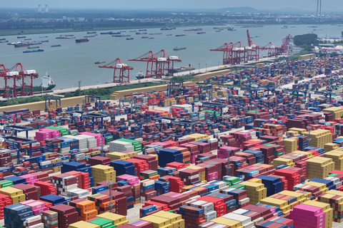 ◎ 一月五日,中國國務院新聞辦公室在北京舉行新聞發佈會,中國國家發展和改革委員會副主任王昌林在發佈會上介紹,十年來,長江干線港口貨物吞吐量增長百分之七十一、達到四十二億噸,穩居世界內河第一。資料圖為二0二五年七月十四日,航拍長江沿線南京龍潭港進出口集裝箱碼頭。(無人機照片)(中新社記者 泱波 攝)