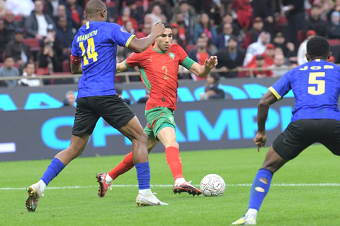 ◎ 紅衣摩洛哥隊夏基米推進,終場在非國盃一比零戰勝坦桑尼亞隊。(新華社發)