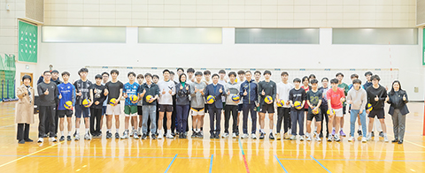 ◎ 澳理大校長嚴肇基與運動科學專業課堂的學生互動。