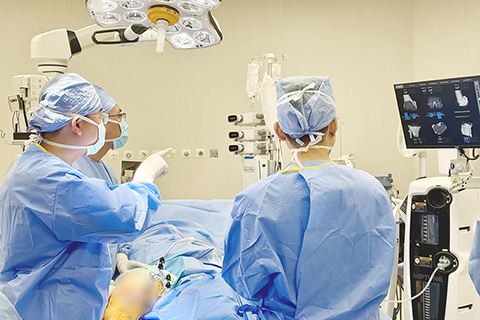 ◎ 團隊使用「Mako機器人」系統協助進行關節置換手術。