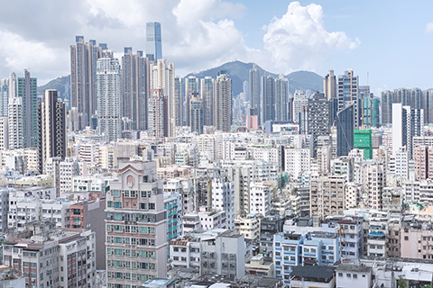 ◎ 花旗銀行一月七日發布二0二六年環球投資前瞻投資策略簡佈會,預測香港今年住宅樓價或按年升百分之三,并將展開為期多年的上升周期,主要因為新賣地供應處於十四年低位。圖為深水埗住宅。(香港中通社記者徐文峰 攝)