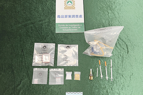 ◎ 司警拘一名涉吸毒販毒女子,搜出的毒品及證物。