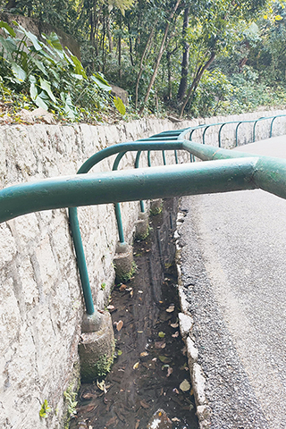 ◎ 排水渠積水難退。