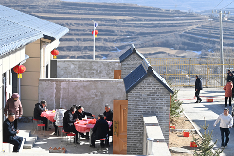 2025年12月29日,榆中縣馬坡鄉舊莊溝村集中安置點,搬進新家的村民備下喬遷宴邀請親朋好友。(九美旦增 攝)