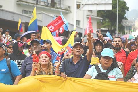 ◎ 委內瑞拉首都加拉加斯一月七日舉行民眾遊行集會,呼籲捍衛國家主權,要求美國釋放委總統馬杜羅及其夫人弗洛雷斯。圖為當日,民眾在委內瑞拉首都加拉加斯參加遊行集會。(新華社記者 丁洪法 攝)