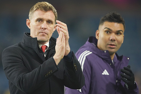 ◎ 曼聯教頭費查(左)和主力卡斯米路昨役見證被般尼搶去兩分。(美聯社)